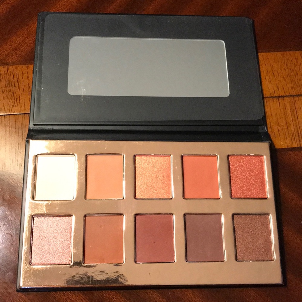 Crown Pro matte & shimmer eyeshadow palette